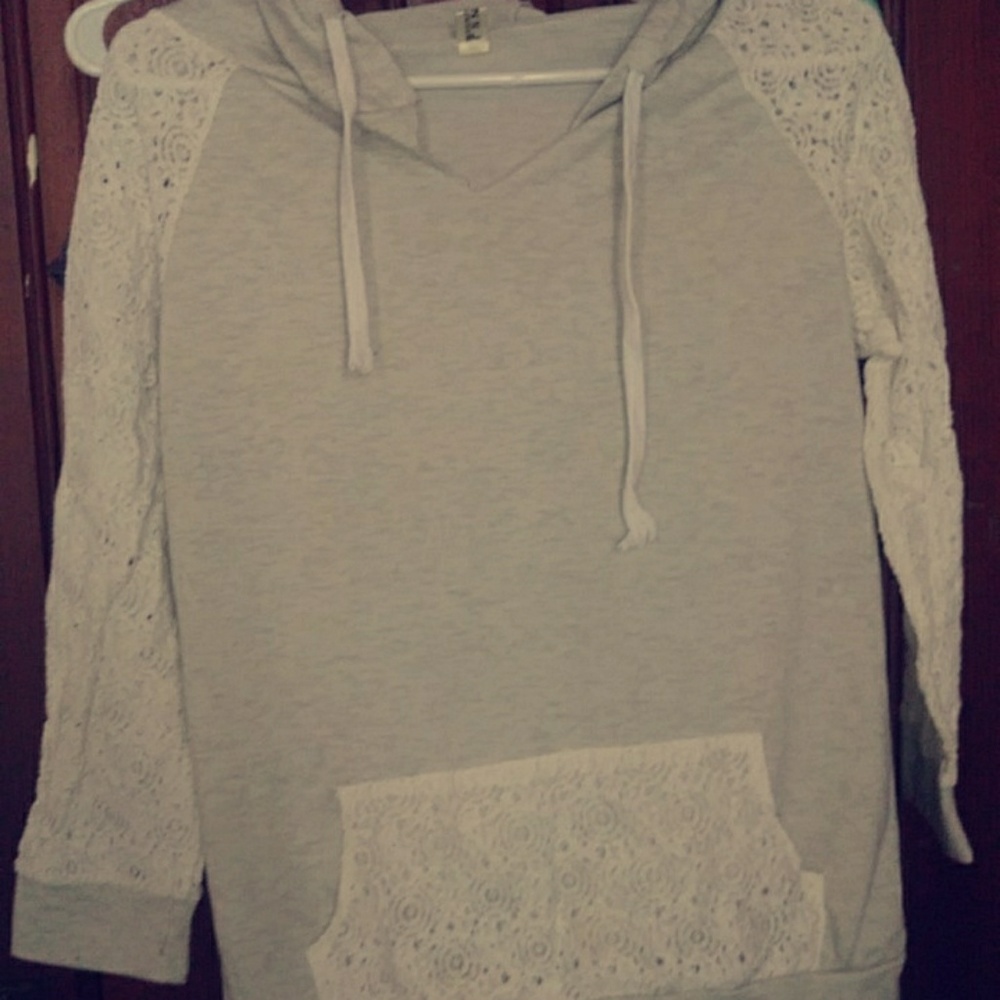 sweatshirt with lace